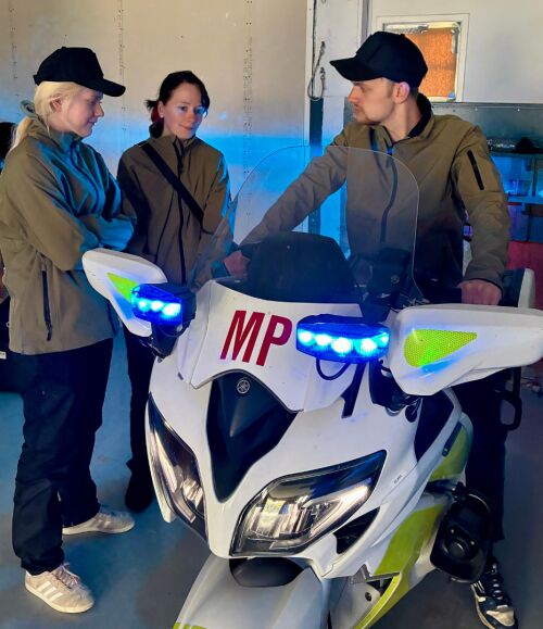 Elever tester MP politi motorcykel