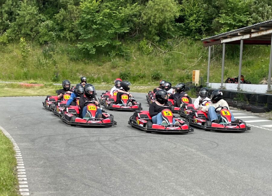 Eleverne sidder klar i gokarts på banen før dagens kørsel.