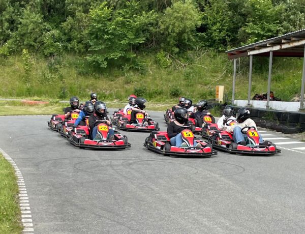 Eleverne sidder klar i gokarts på banen før dagens kørsel.