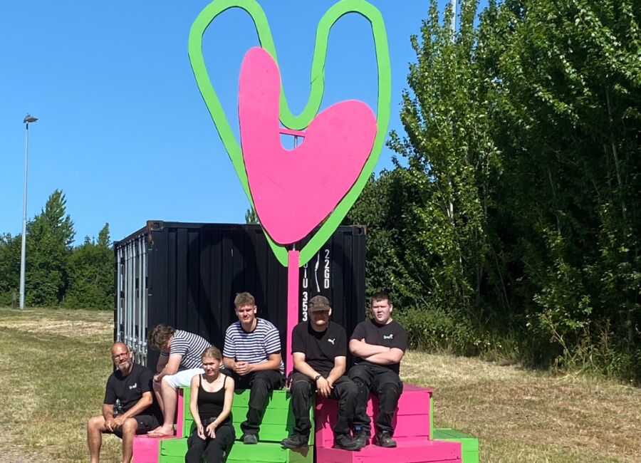 Elever og underviser sidder på det færdige Vighjerte ved Vig Festival.