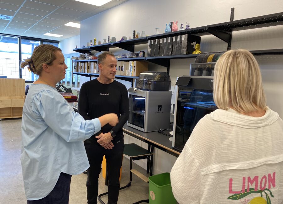 Uddannelsesleder får rundvisning i makerspace på fgu
