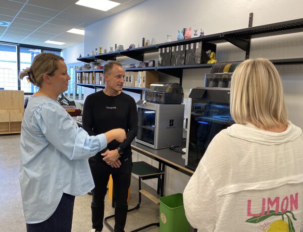 Uddannelsesleder får rundvisning i makerspace på fgu