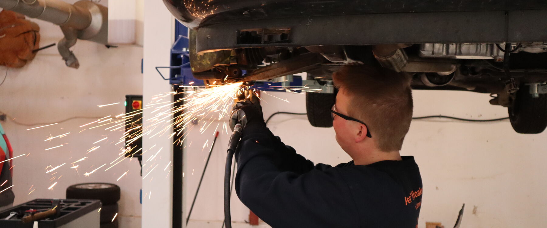 Elev svejser bil på FGU