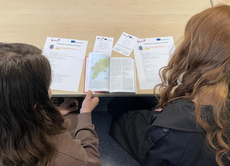 Forud for afrejse arbejder eleverne med research om Rhodos, herunder kultur, historie og sundhedsfaglige forhold. Forberedelsen styrker både det faglige fundament og evnen til at indgå i international