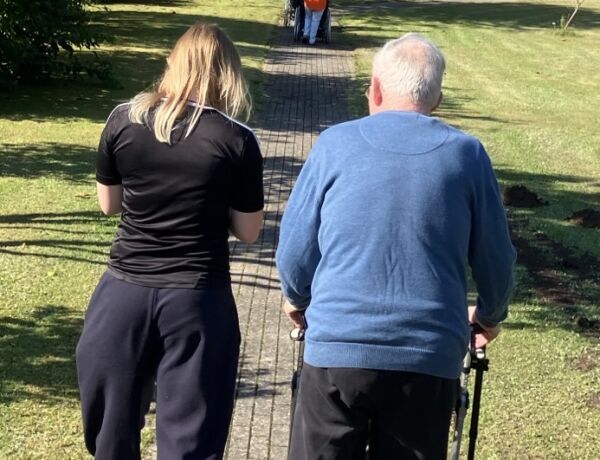 Gåtur med ældre på plejehjem