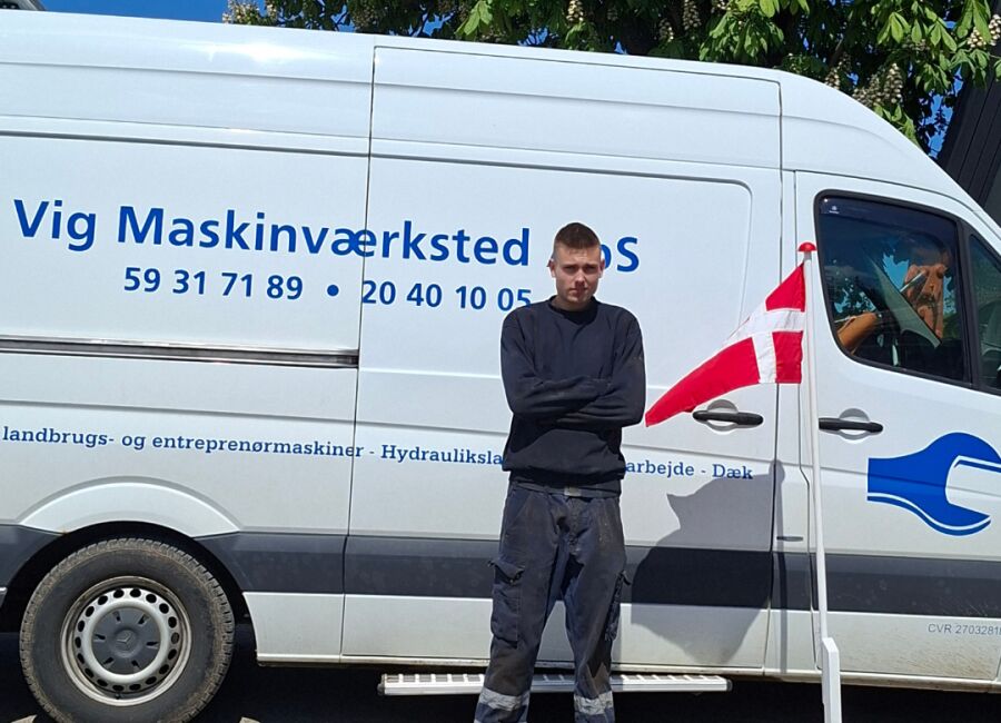 Bjarke foran servicebil hos Vig Maskinværksted.
