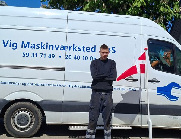 Bjarke foran servicebil hos Vig Maskinværksted.