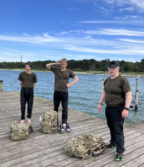 Udflugt for forsvar og beredskab. tre personer med militært udstyr. 
