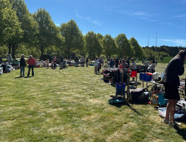 Besøgende og boder på loppemarked ved FGU-skolen i Svebølle