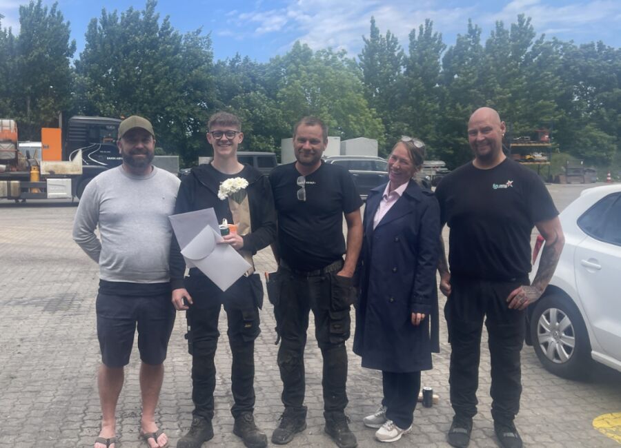 Romeo fejrer sin beståede fagprøve sammen med kolleger og repræsentanter fra FGU Nordvestsjælland.