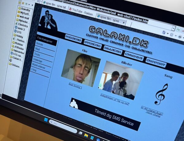 Skærmdeling med eksempler på tidlige musik- og medieprojekter under rapundervisning på AGU Online.