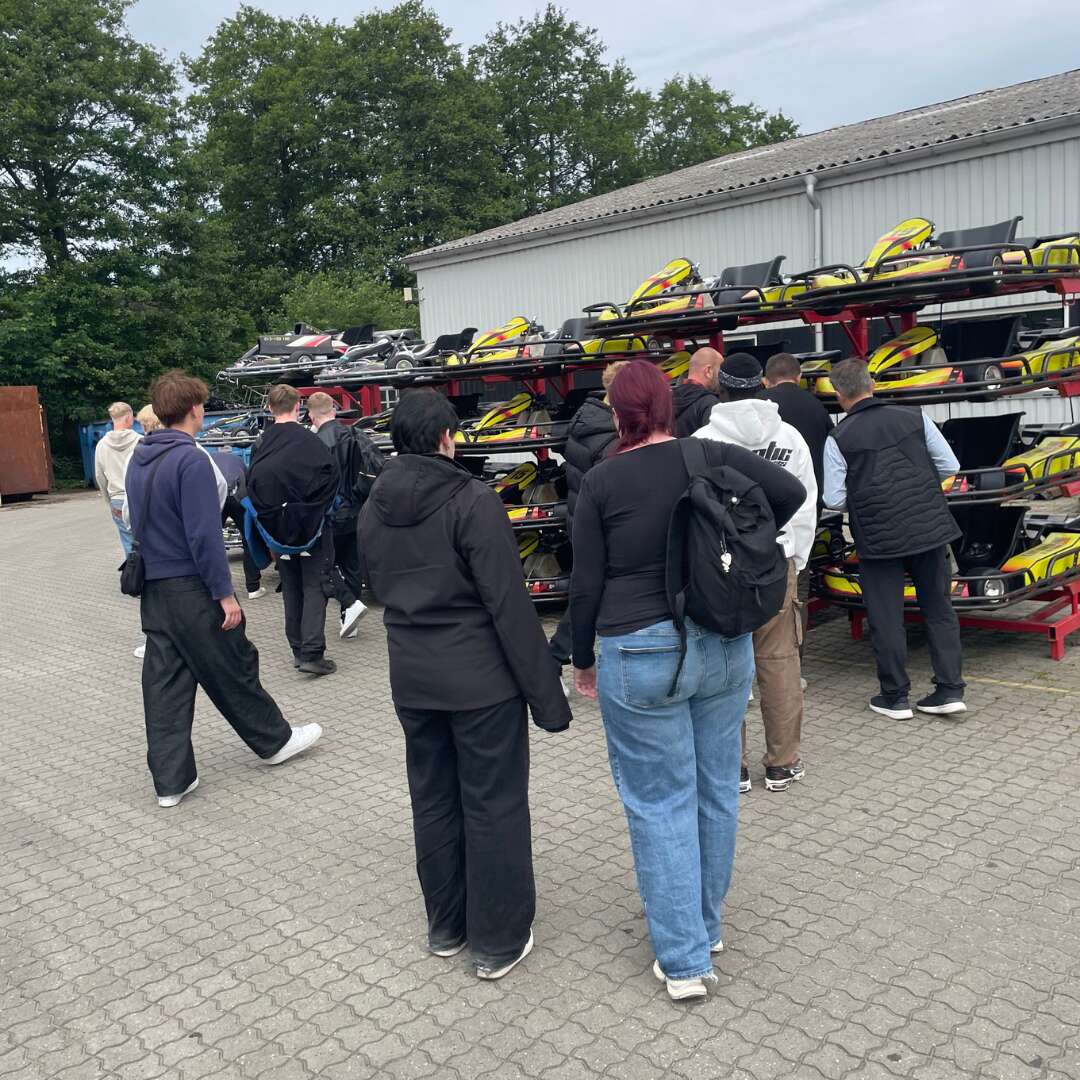 Elever fra Motor & Mekanik – Sportucation ser på opstillede gokarts under besøget hos Nørgaard Teknik A/S.