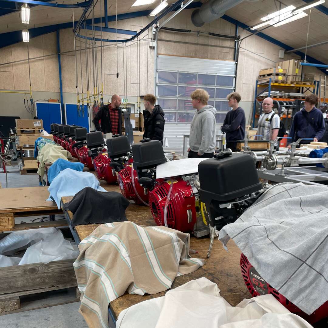 Eleverne får en rundvisning i produktionen, hvor motorer til gokarts samles.
