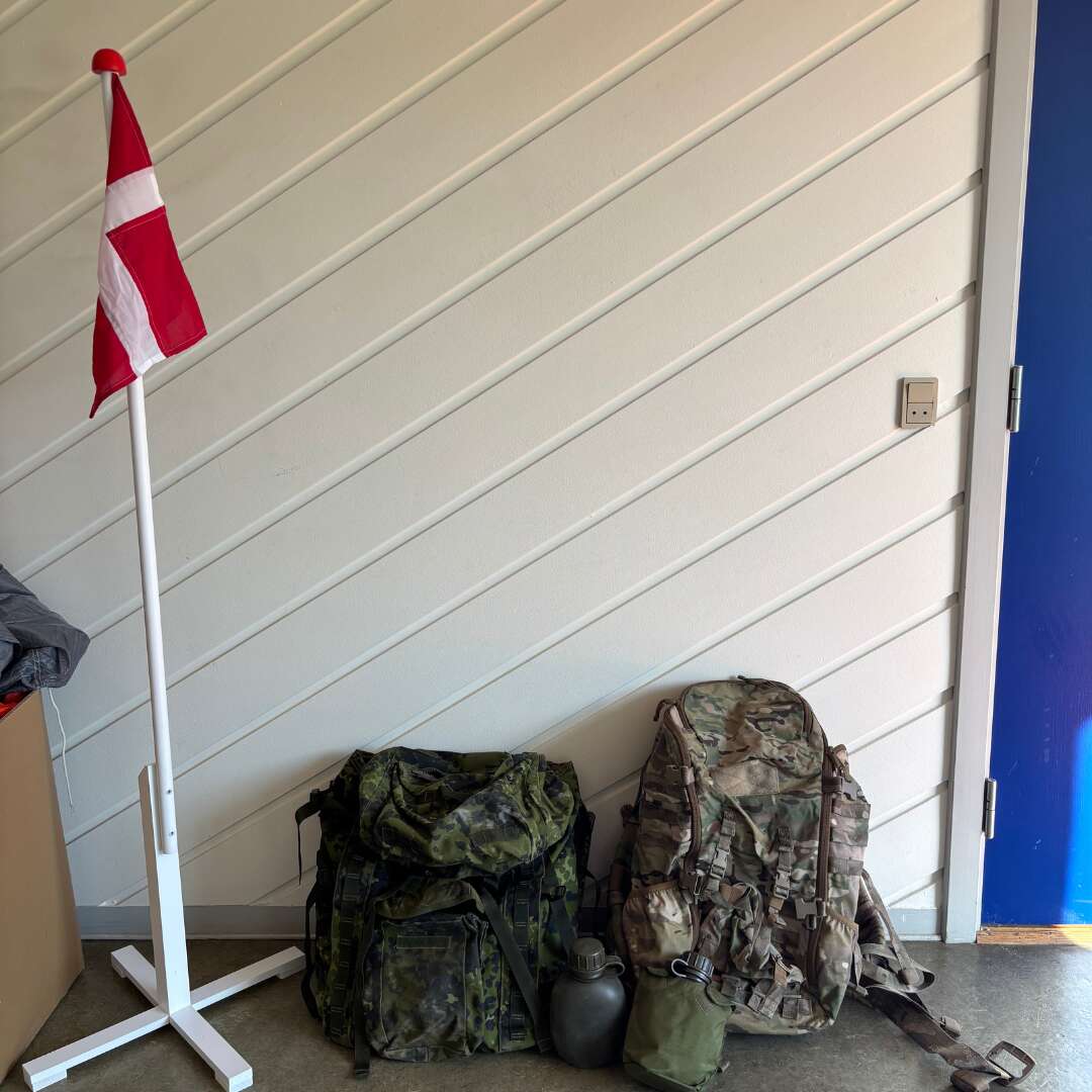 Dansk flag ved siden af militærrygsække og feltudstyr