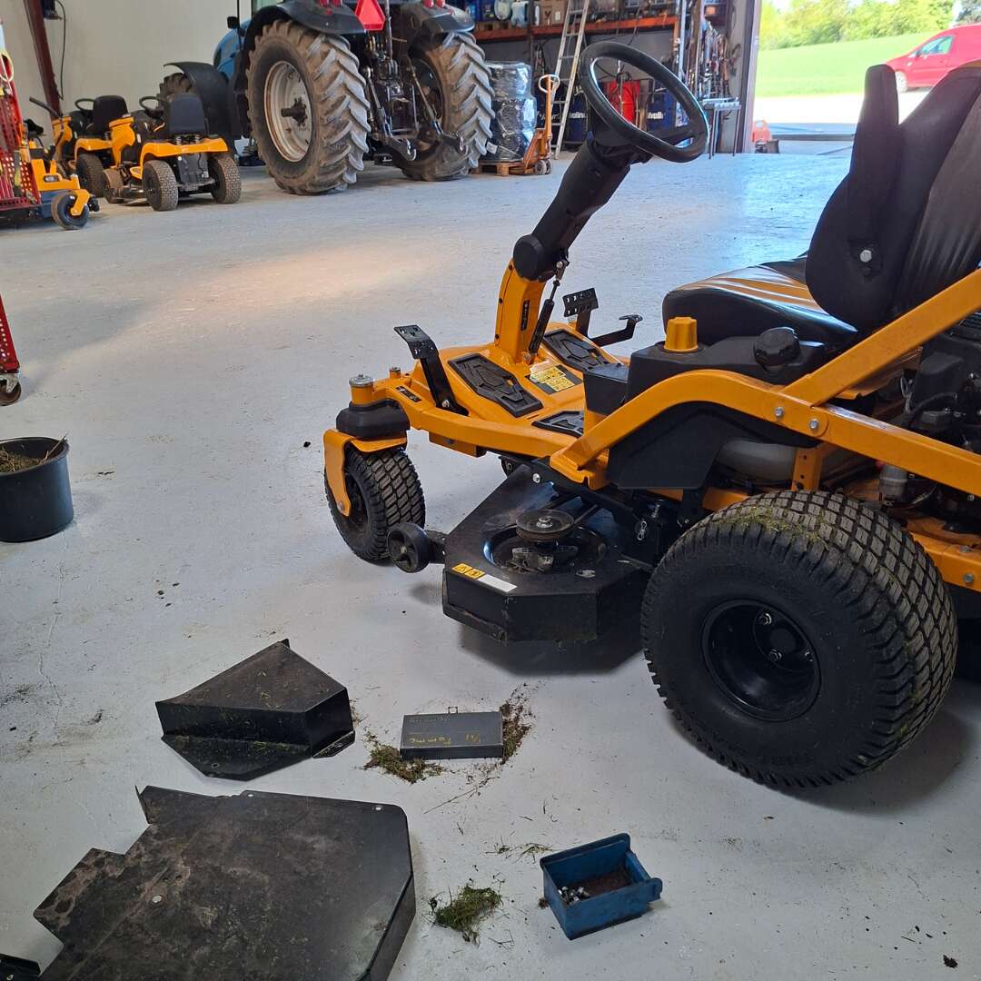 Reparation af havetraktor på værkstedet.