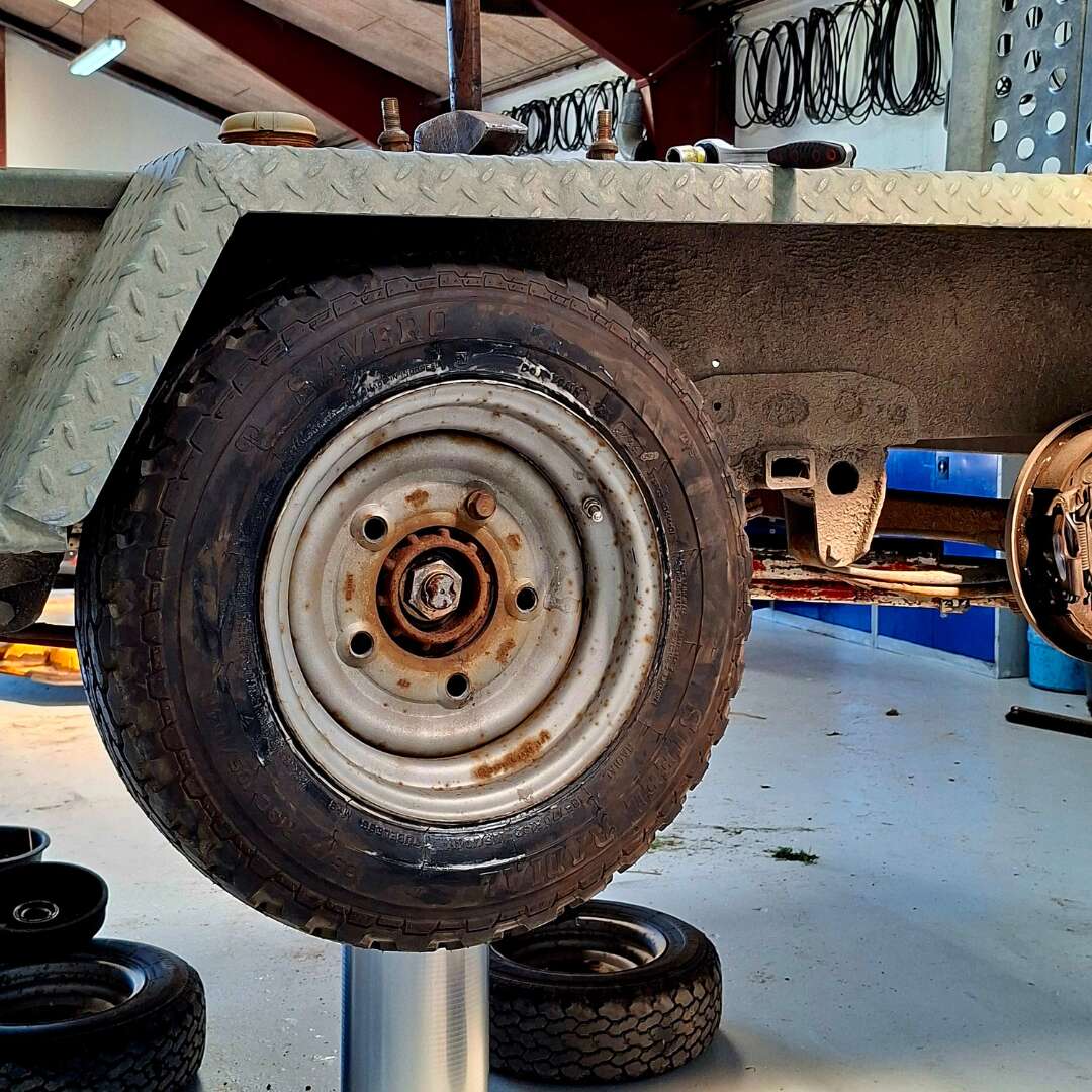 Hjul og trailer under reparation på værkstedet.