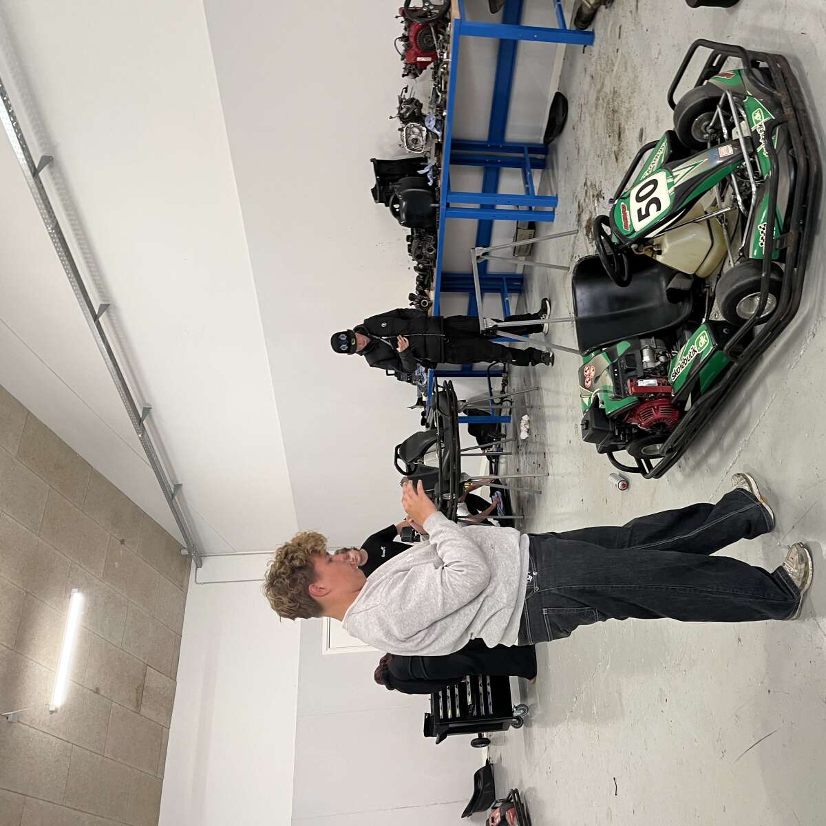 Elev tager billede af gokart