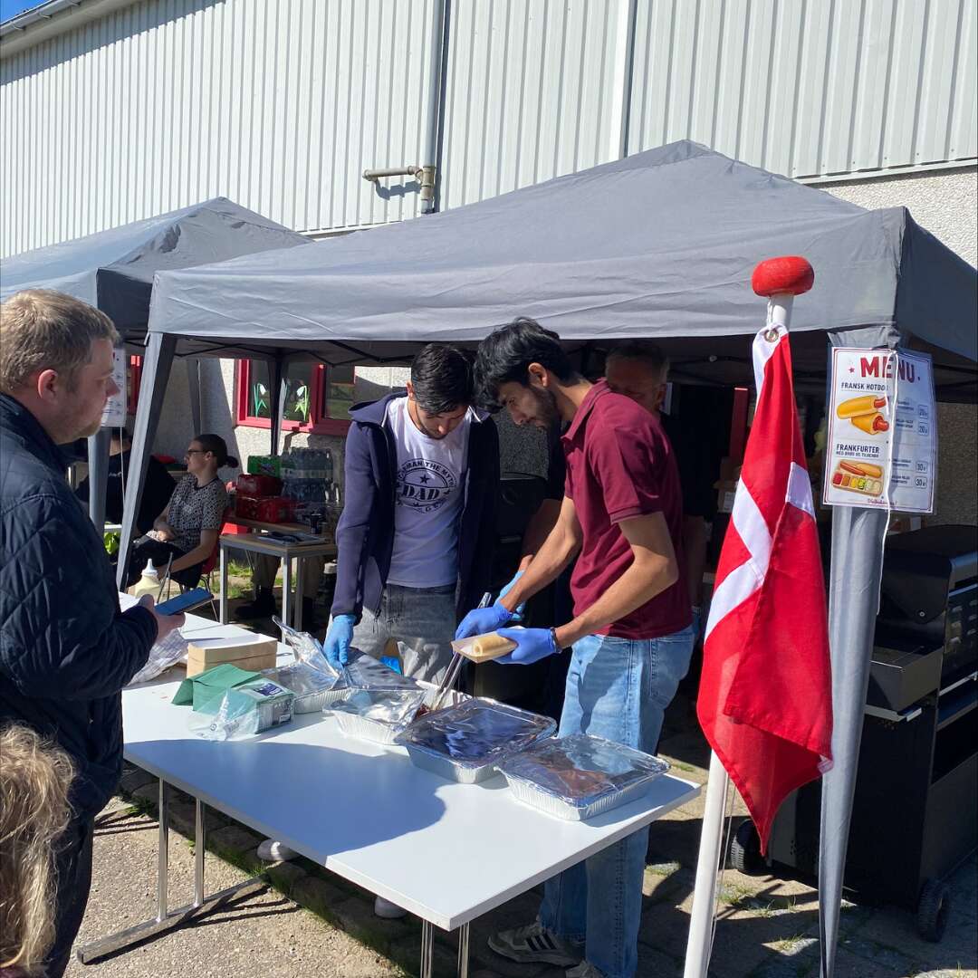 Elever serverer madbod på loppemarked ved FGU-skolen