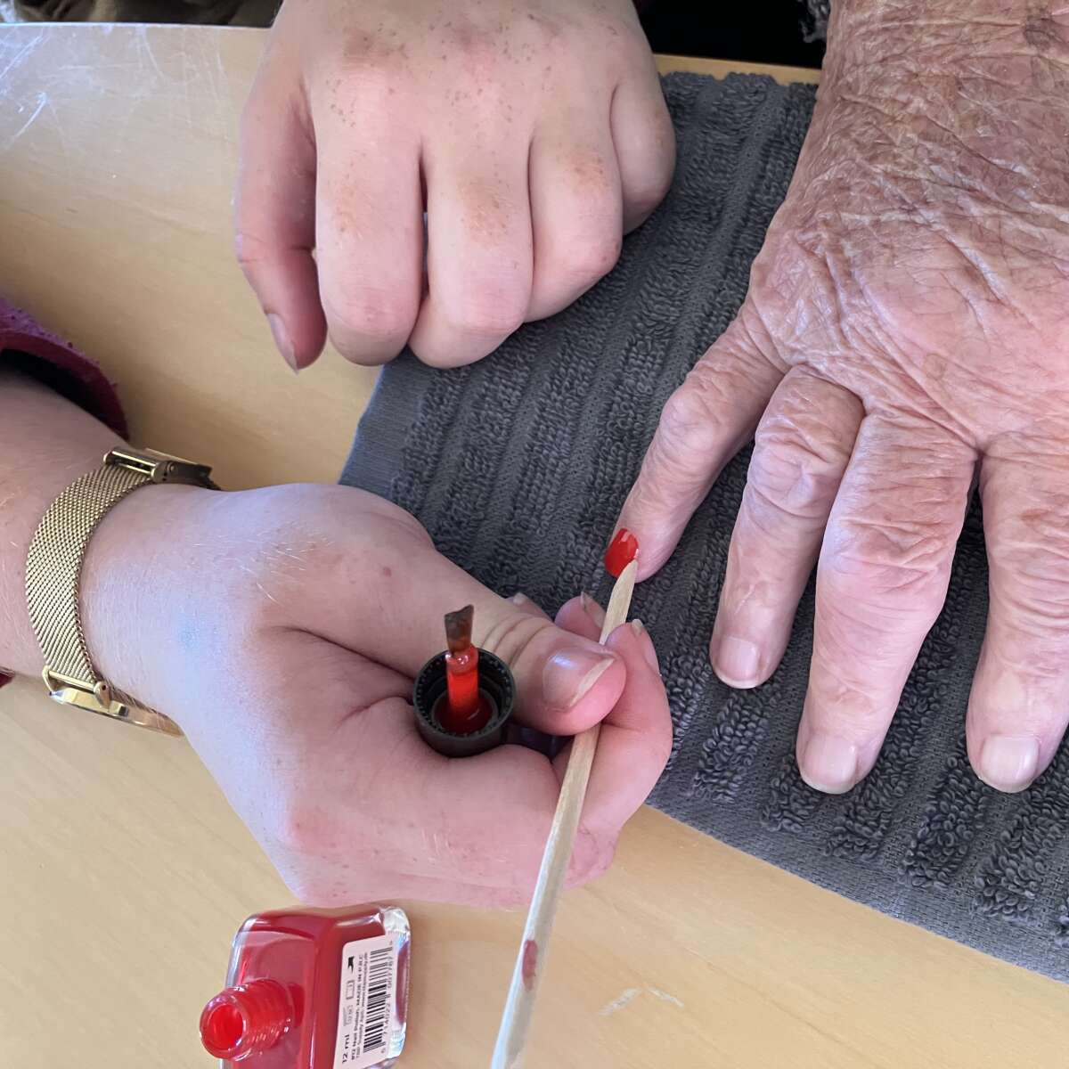 Lakering af ældres negle