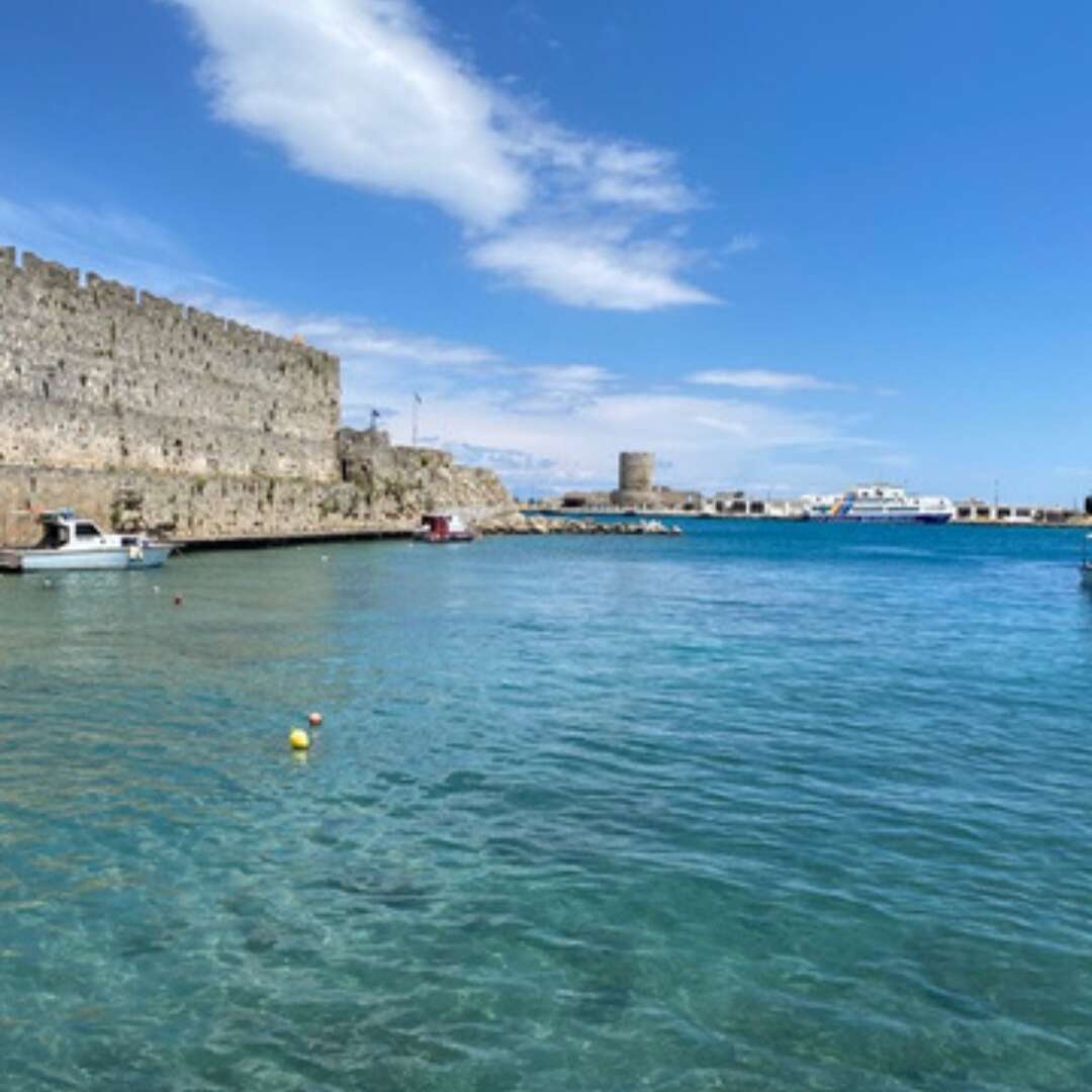 Udsigt over havnen og det klare vand i Rhodos by.