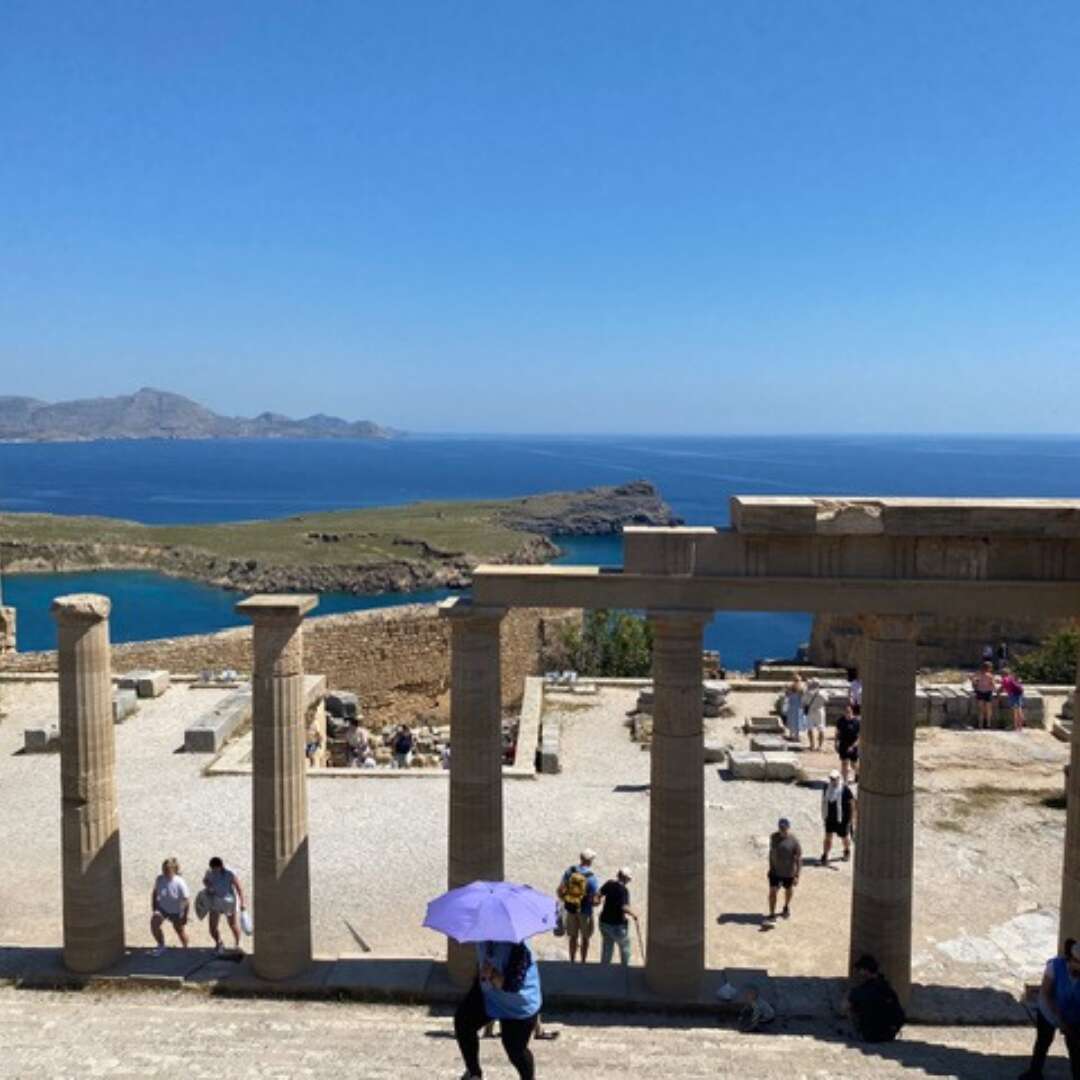 Elever besøger Akropolis i Lindos med udsigt over havet.