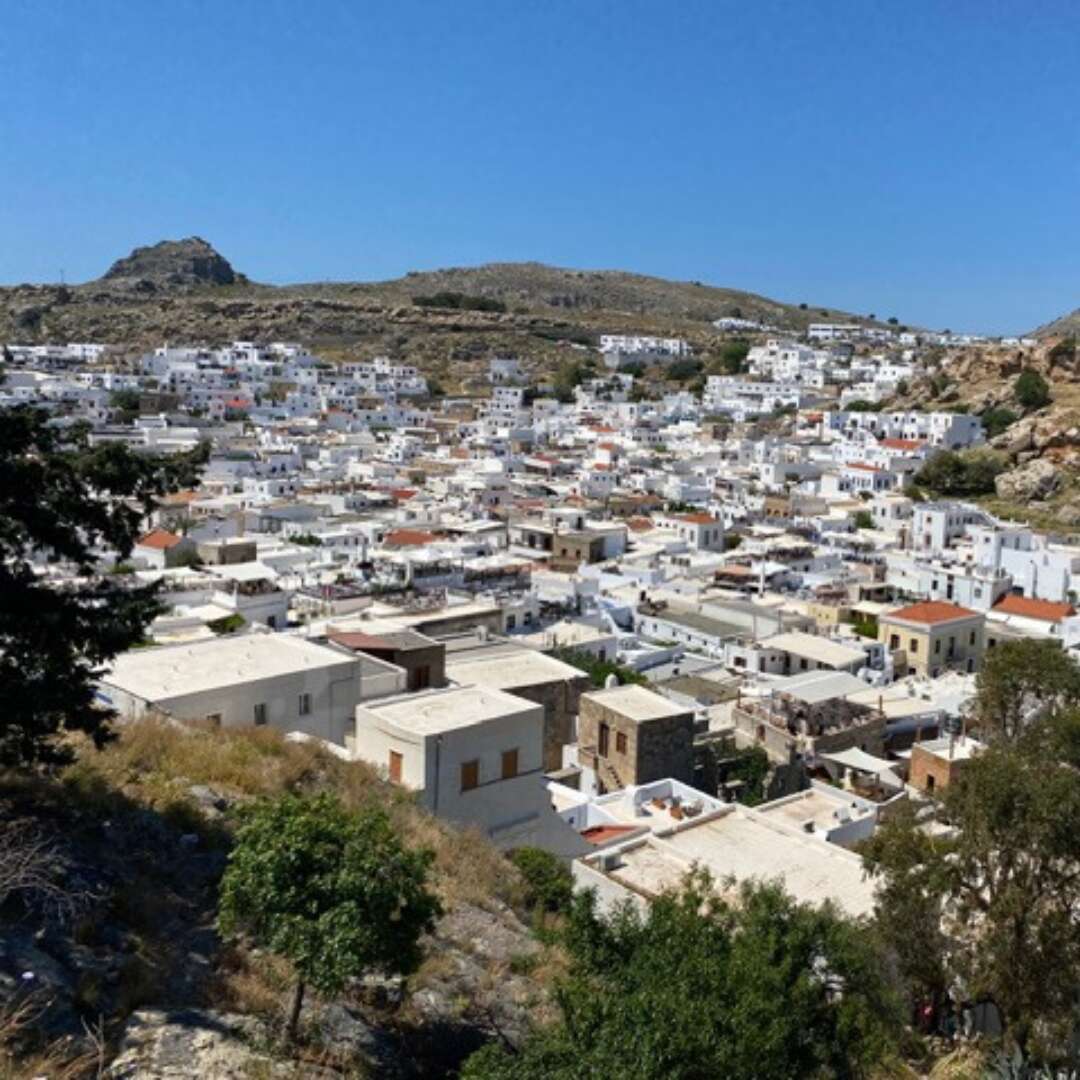 Udsigt over den hvidkalkede by Lindos på Rhodos.