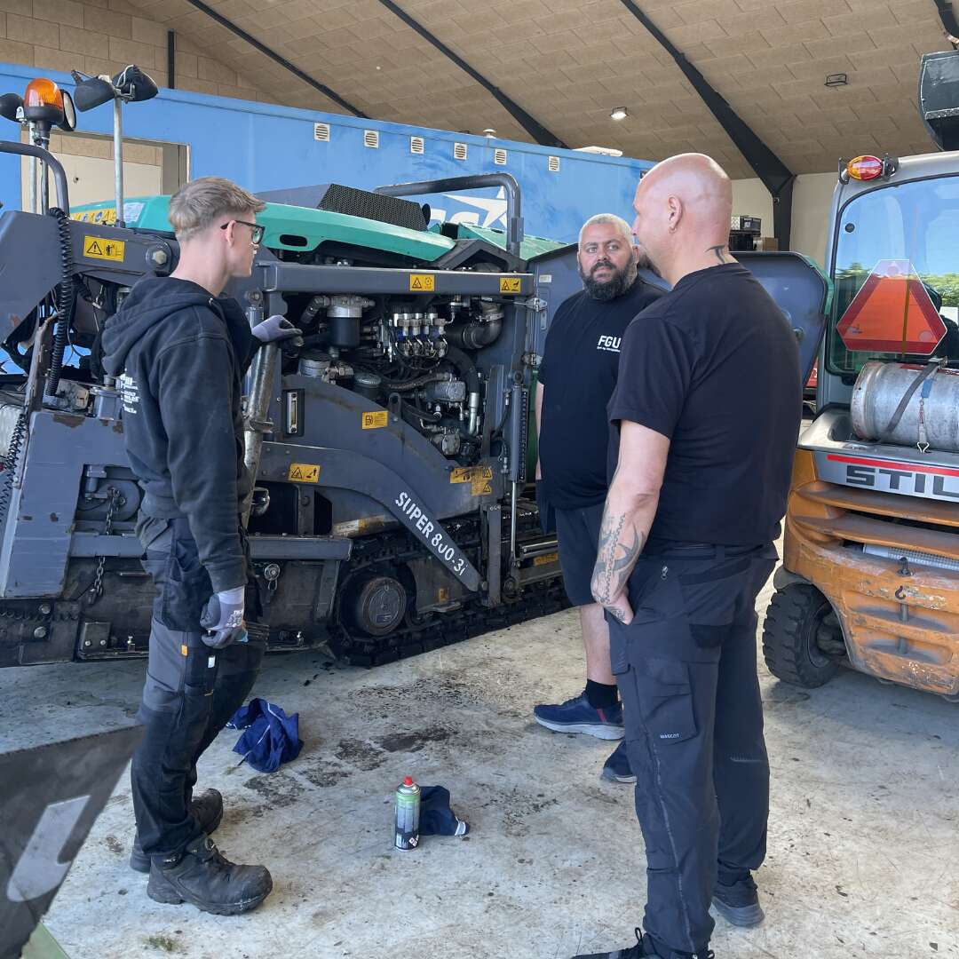 Romeo arbejder med service og vedligeholdelse af en asfaltmaskine som led i sin praktik hos Dansk Asfalt.