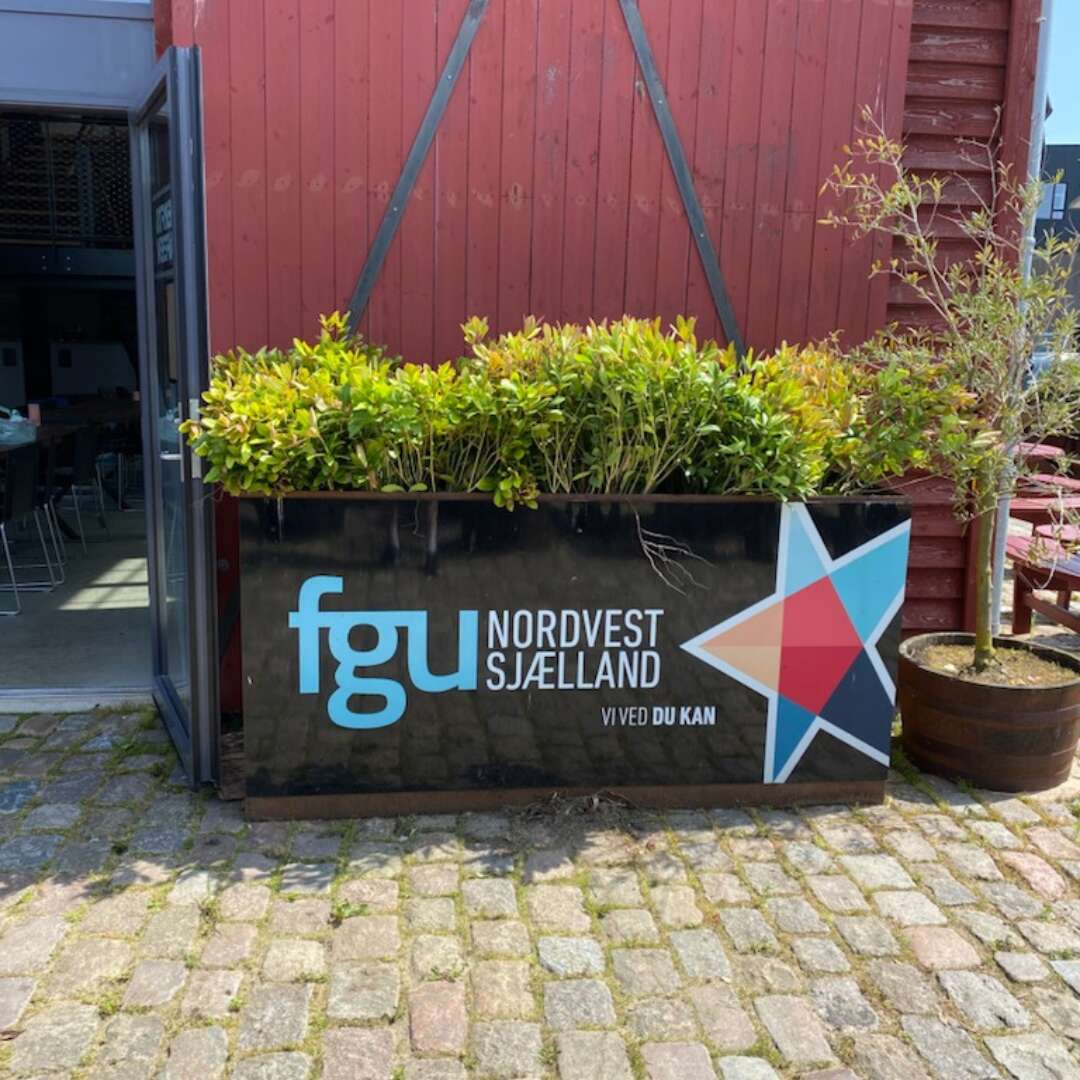 FGU Nordvestsjællands plantekasse med nyplantede buske ved festivalområdet.