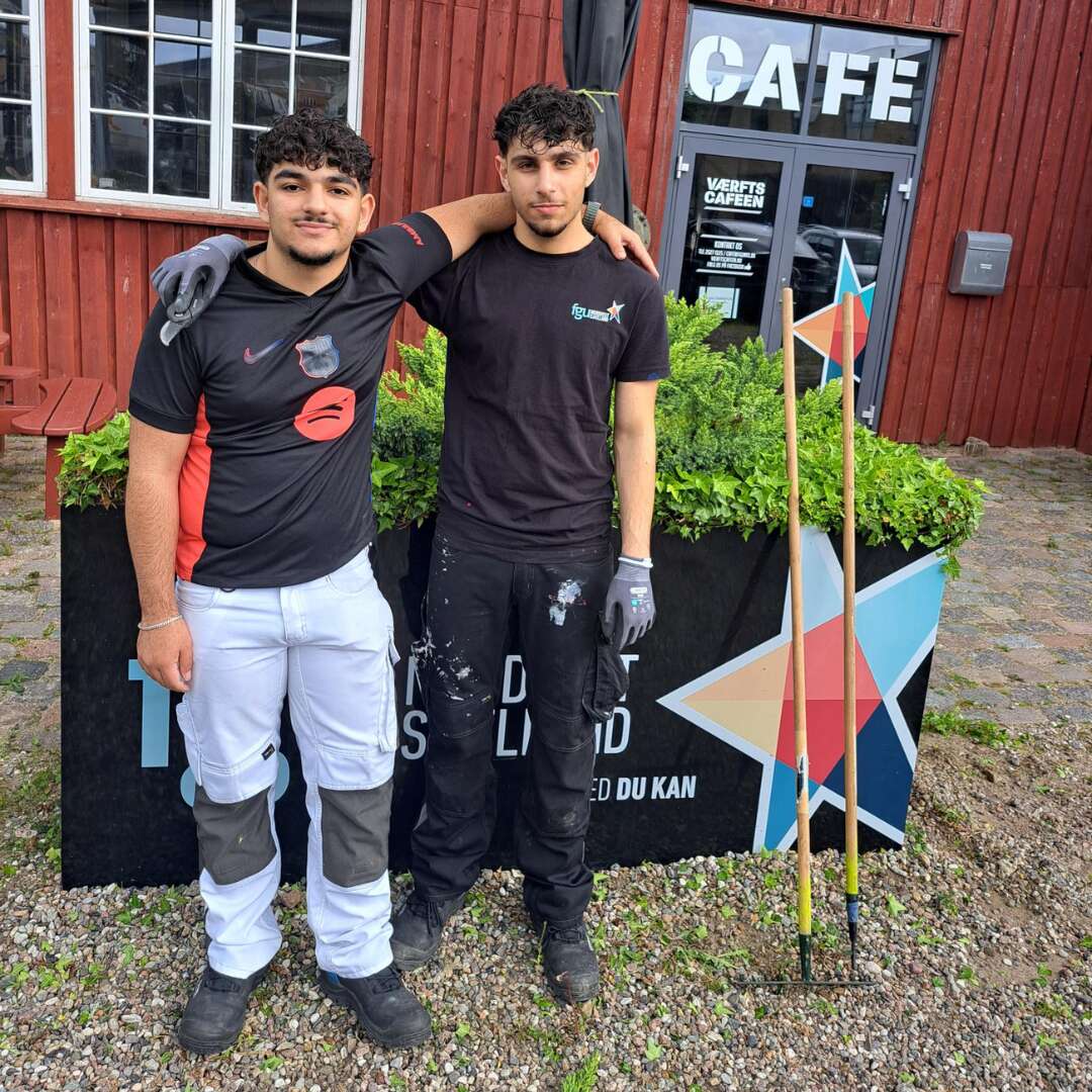 To elever fra FGU Nordvestsjælland foran plantekasse ved Værftscaféen.