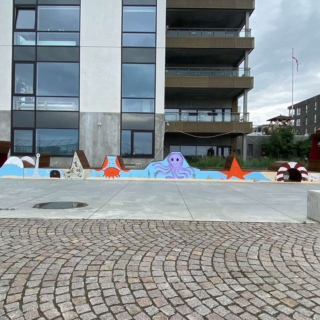 Den 16 meter lange bænk med havtema, som elever har repareret til festivalen.