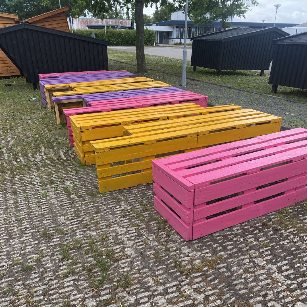 Farverige pallemøbler malet af elever til opholdsområder på Skvulp Festival.