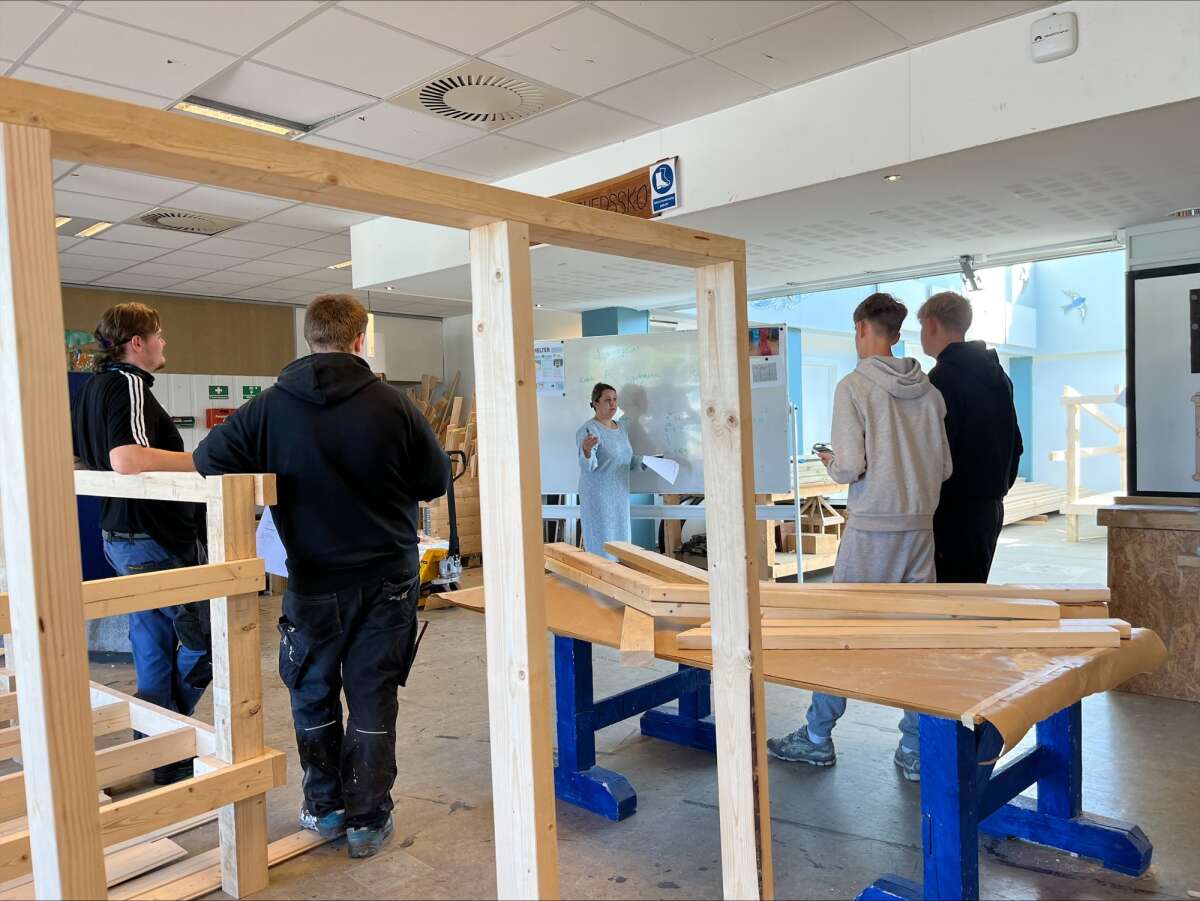 Elever får matematikundervisning og bygger shelters