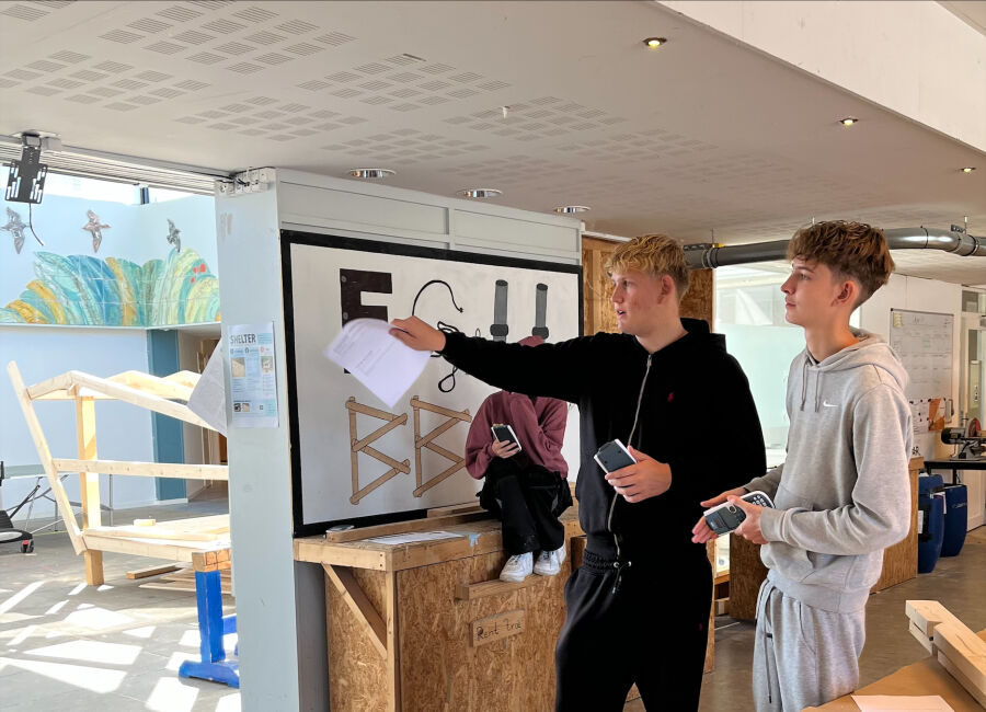 Elever arbejder på en opgave, hvor de bygger shelters og har matematikundervisning